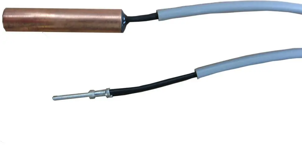 Temperaturfühler mit einem langen, zylindrischen Sensorkopf aus Kupfer, verbunden mit zwei isolierten Kabeln. Bosch-Produkt für Temperaturmessungen.